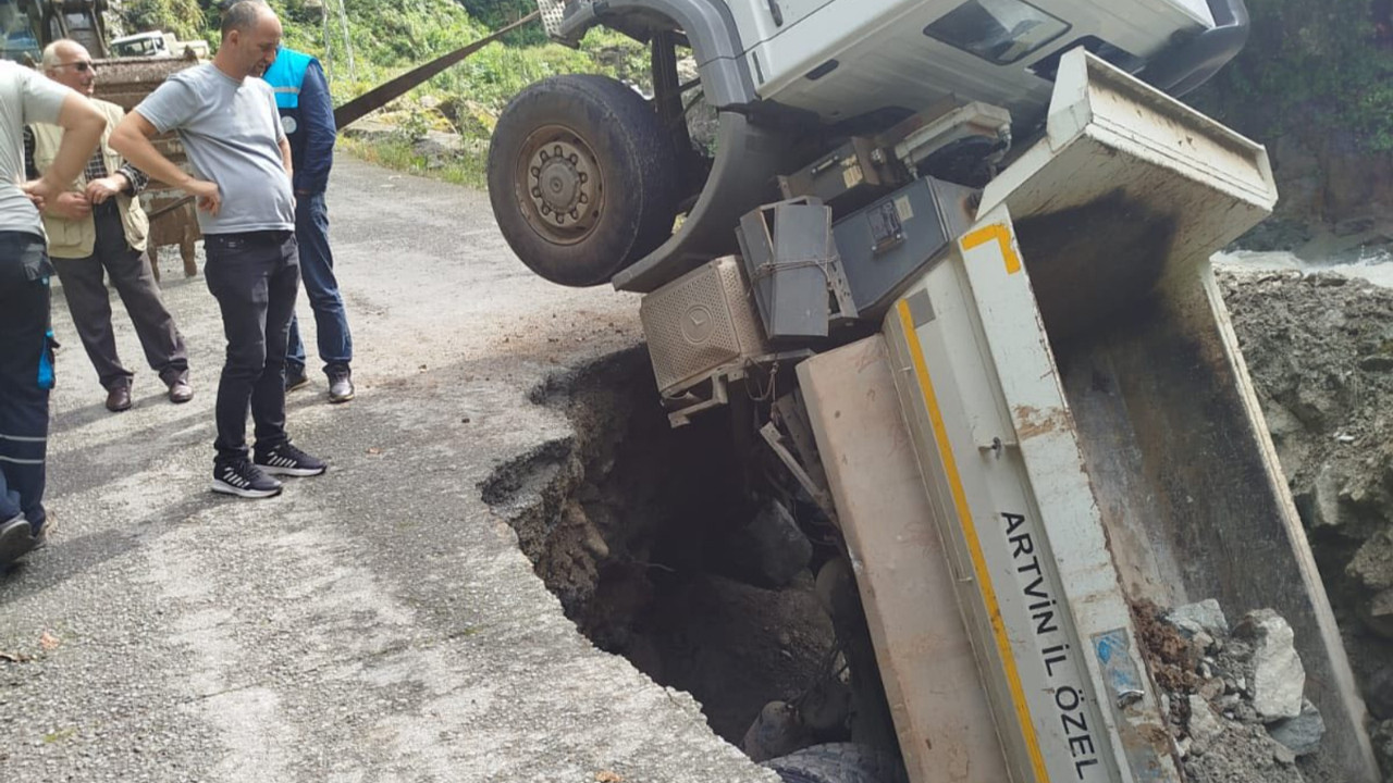 Artvin’de yol aniden çöktü, kamyon çukura düştü artvinde yol aniden coktu kamyon cukura dustu nXsBRZex