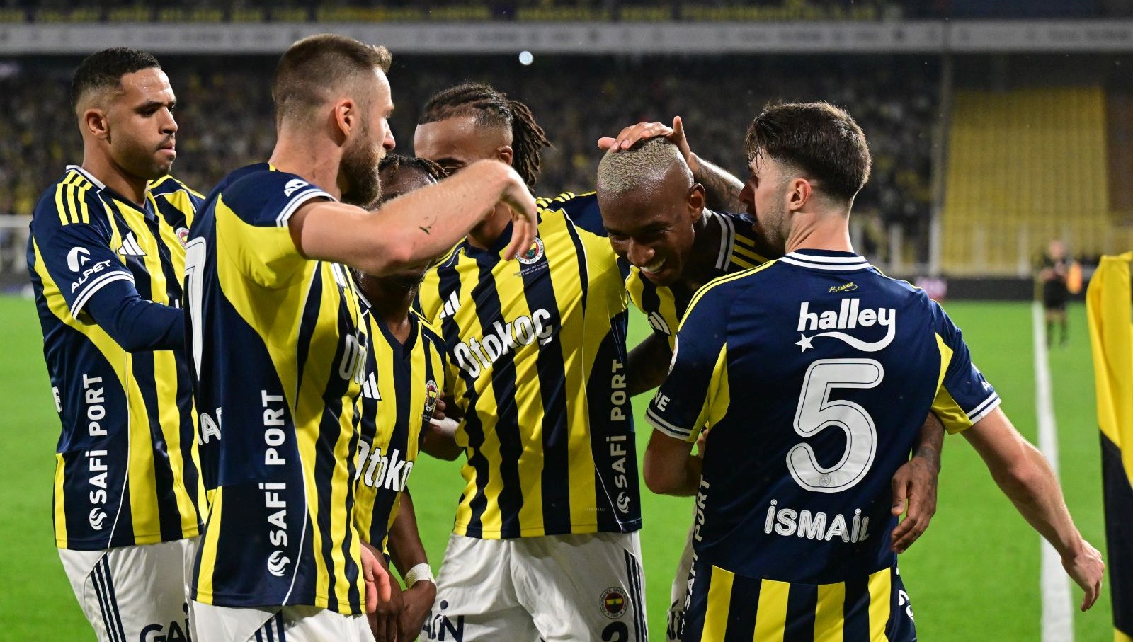 Kadıköy’de dikkat çeken an: Fenerbahçeli yıldız topu eline alır almaz tepki geldi! kadikoyde dikkat ceken an fenerbahceli yildiz topu eline alir almaz tepki geldi UTMjlOze