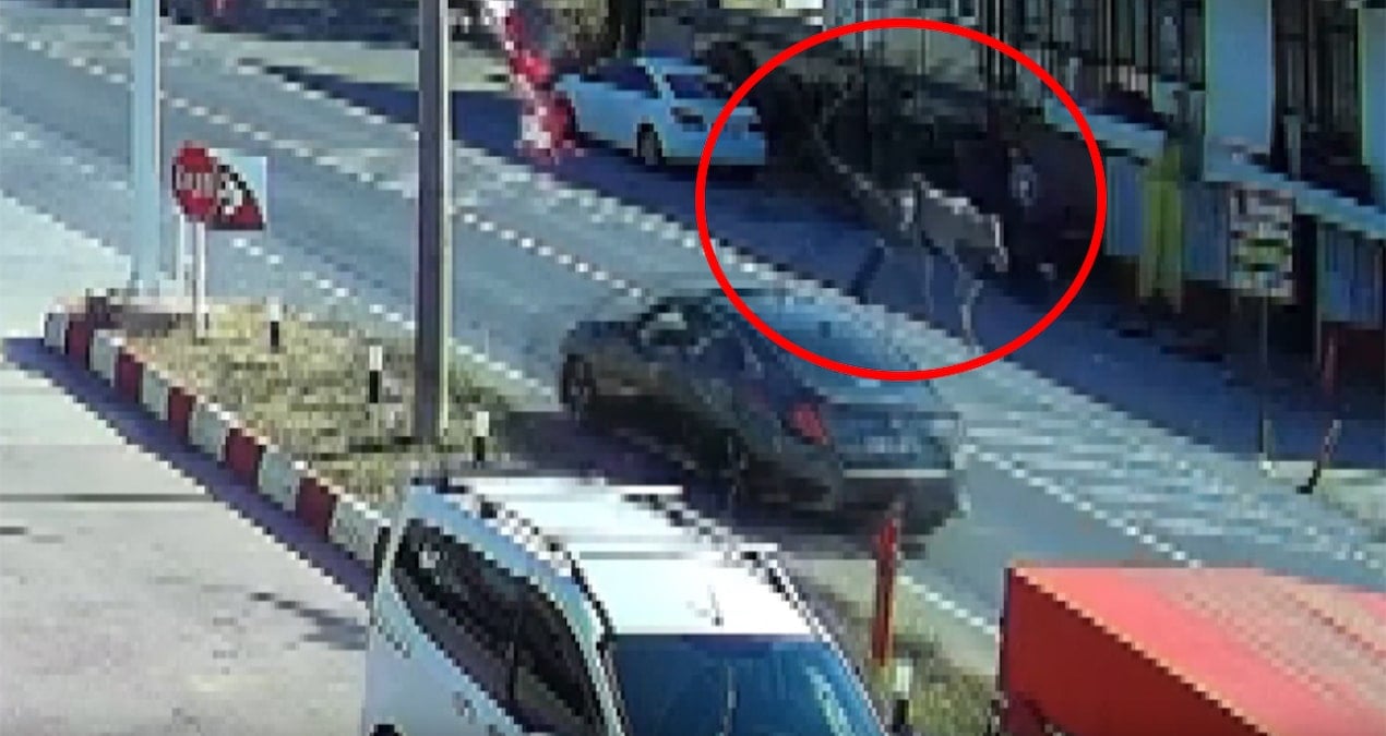 Otomobil çarptı, metrelerce havaya savruldu otomobil carpti metrelerce havaya savruldu k2OyD1IM