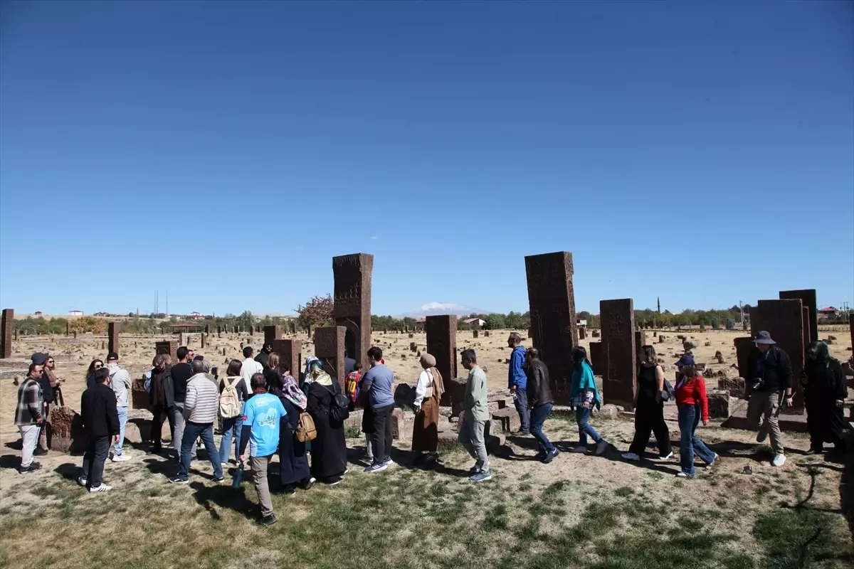 dogaseverler ahlattaki tarihi ve turistik alanlari gezdi 12YxhUMl