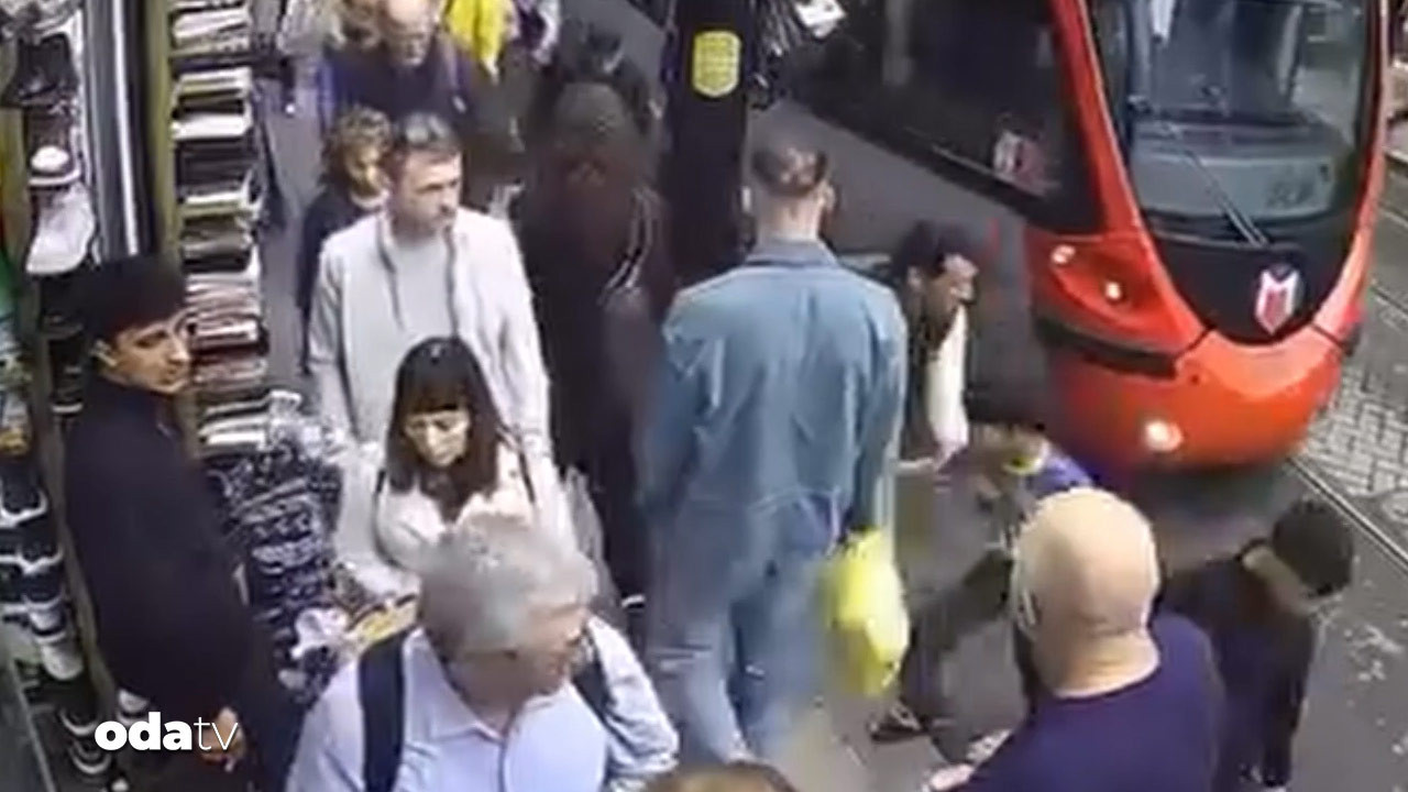 tramvayin altina kalmaktan son anda kurtuldu 2rh5Ezv3.jpg