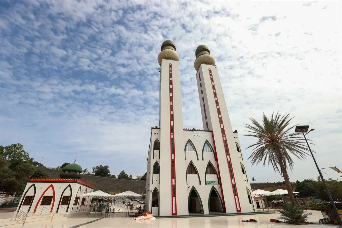 Dakar’ın Aydınlık Simgesi: İlahiyat Camisi