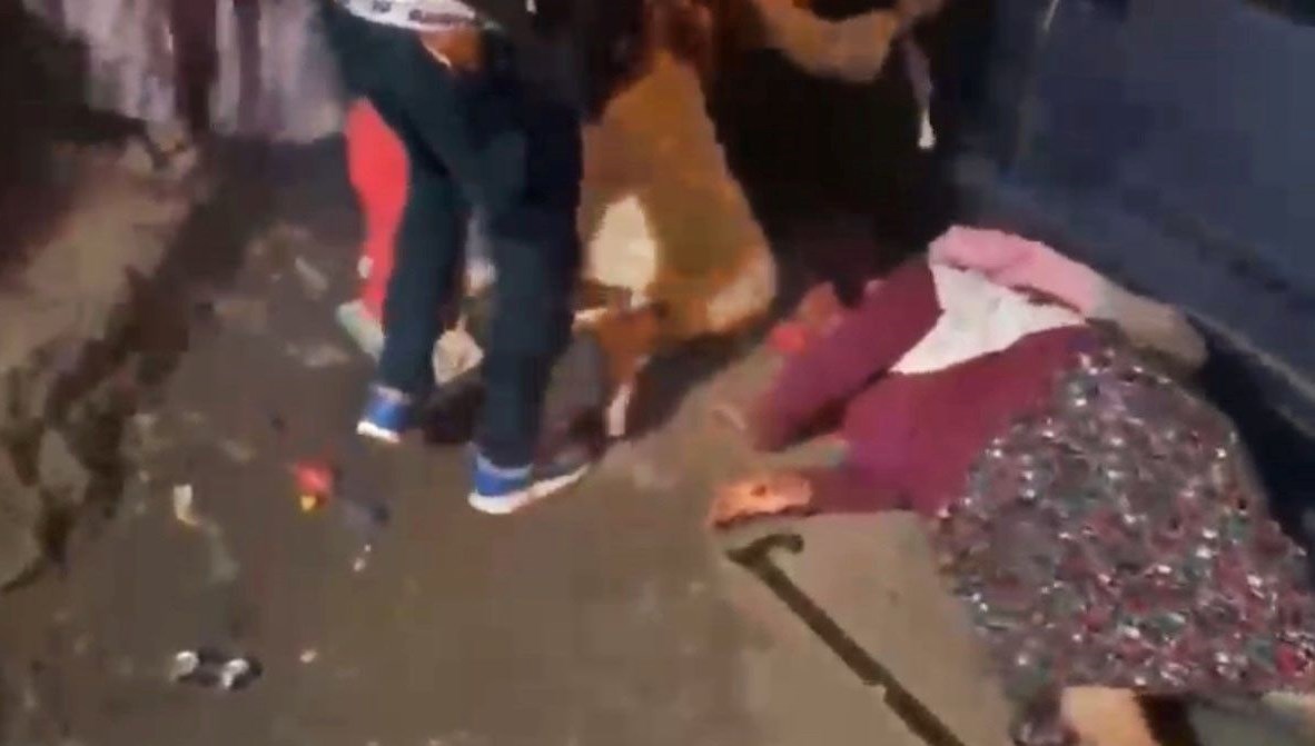 Düğünde havai fişek paniği: Kalabalığın ortasında patladı dugunde havai fisek panigi kalabaligin ortasinda patladi IVaOrmc8.jpg