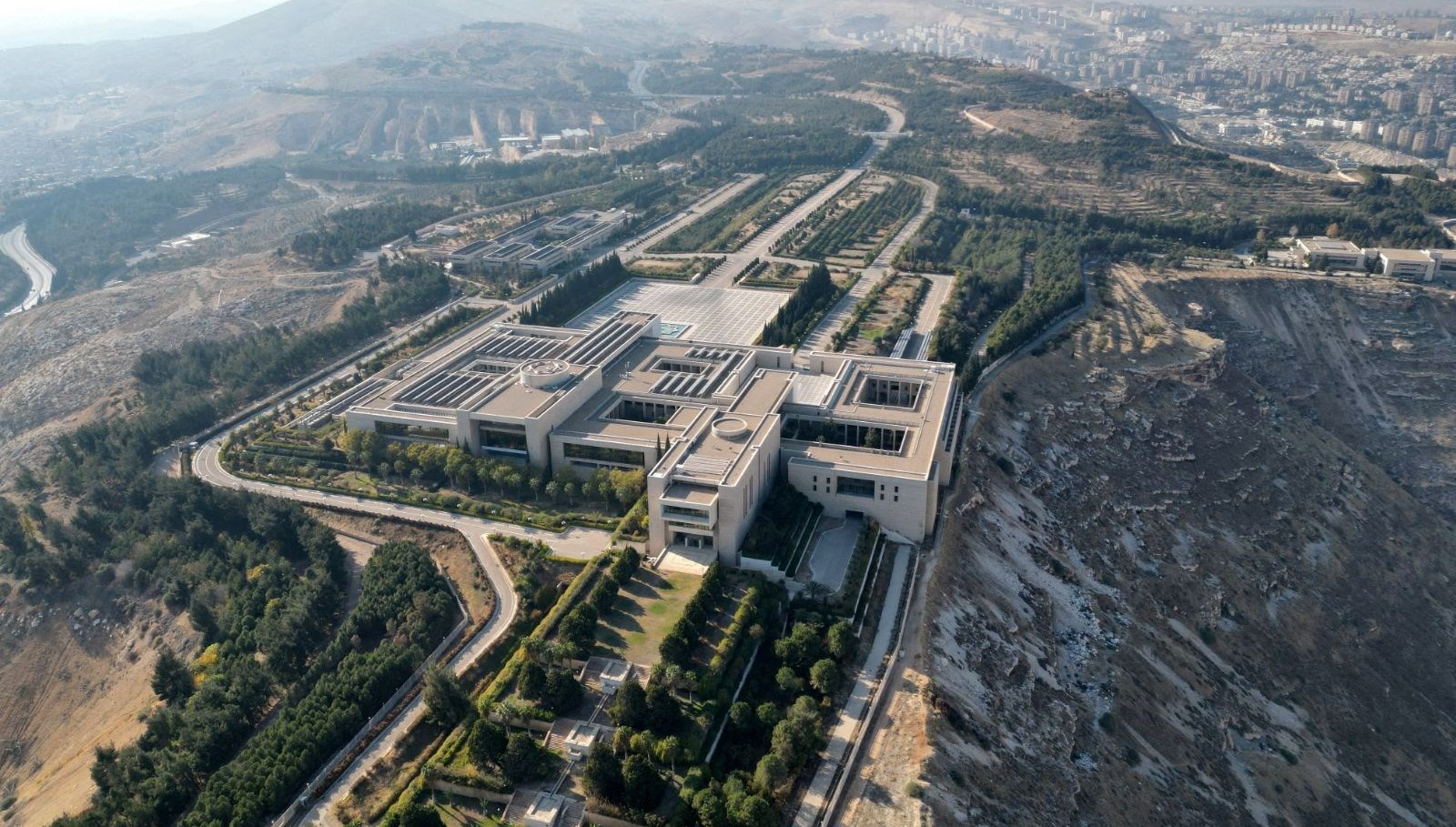 Şara’dan destekçilerine sert uyarı: “Lüks araçlarınızı teslim edin” saradan destekcilerine sert uyari luks araclarinizi teslim edin 6rfqbn7M.jpg