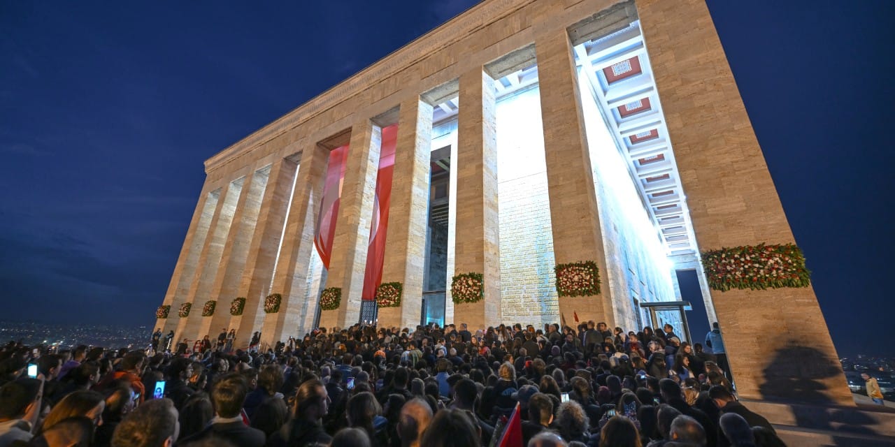 Yurttaşlar bir 10 Kasım’da daha Ata’sına koştu! Anıtkabir ziyaretçi akınına uğradı
