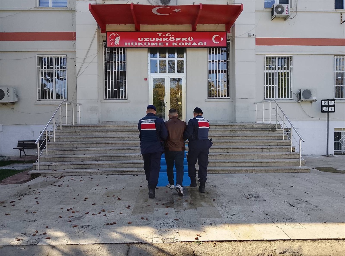Uzunköprü’de 23 düzensiz göçmen yakalandı, sürücü kaçakçılık suçlamasıyla tutuklandı